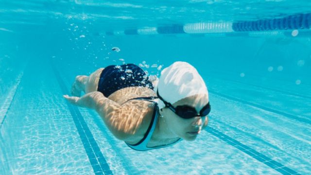 Paciente transplantada vence competição de natação em águas abertas