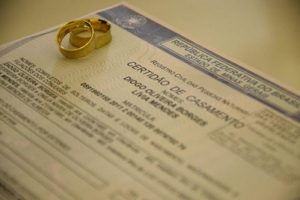 Artigo – É necessário adotar o sobrenome do cônjuge no casamento civil?