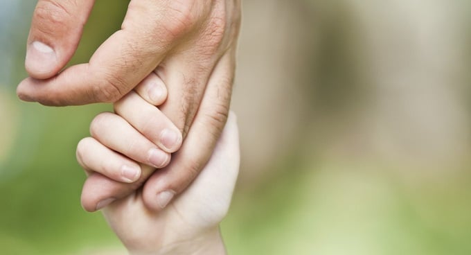 Multiparentalidade: Juíza autoriza nome de dois pais em certidão